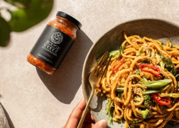 Vegan spicy peanut noodles with colorful vegetables – a quick and healthy 30-minute meal.