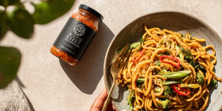 Vegan spicy peanut noodles with colorful vegetables – a quick and healthy 30-minute meal.