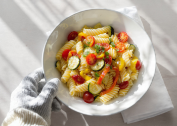 15-minute vegetarian pasta primavera with colorful vegetables, light sauce, and quick weeknight prep.