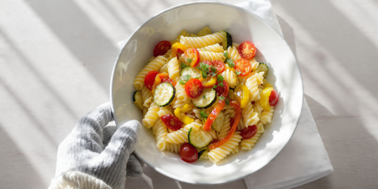 15-minute vegetarian pasta primavera with colorful vegetables, light sauce, and quick weeknight prep.