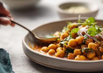 Vegetarian chickpea curry with spices and vegetables, quick and ready in 30 minutes.