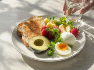 Healthy breakfast with eggs, berries, and Greek yogurt — quick no-added-sugar morning meal ideas