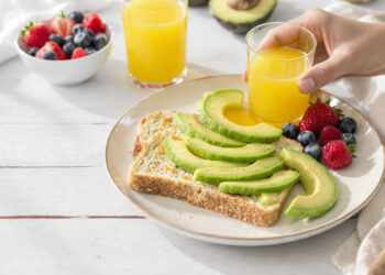 Quick healthy breakfast with high-fiber foods including oatmeal, berries, whole grain toast, and chia seeds